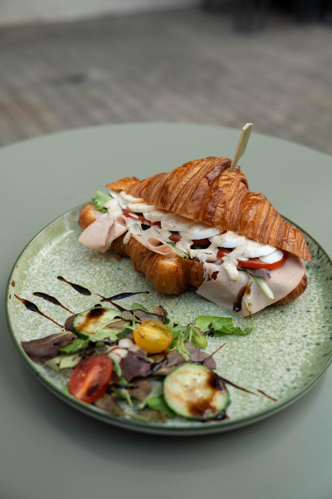 Croissant Norwegian au saumon et avocat — carte Croix100 Bruxelles