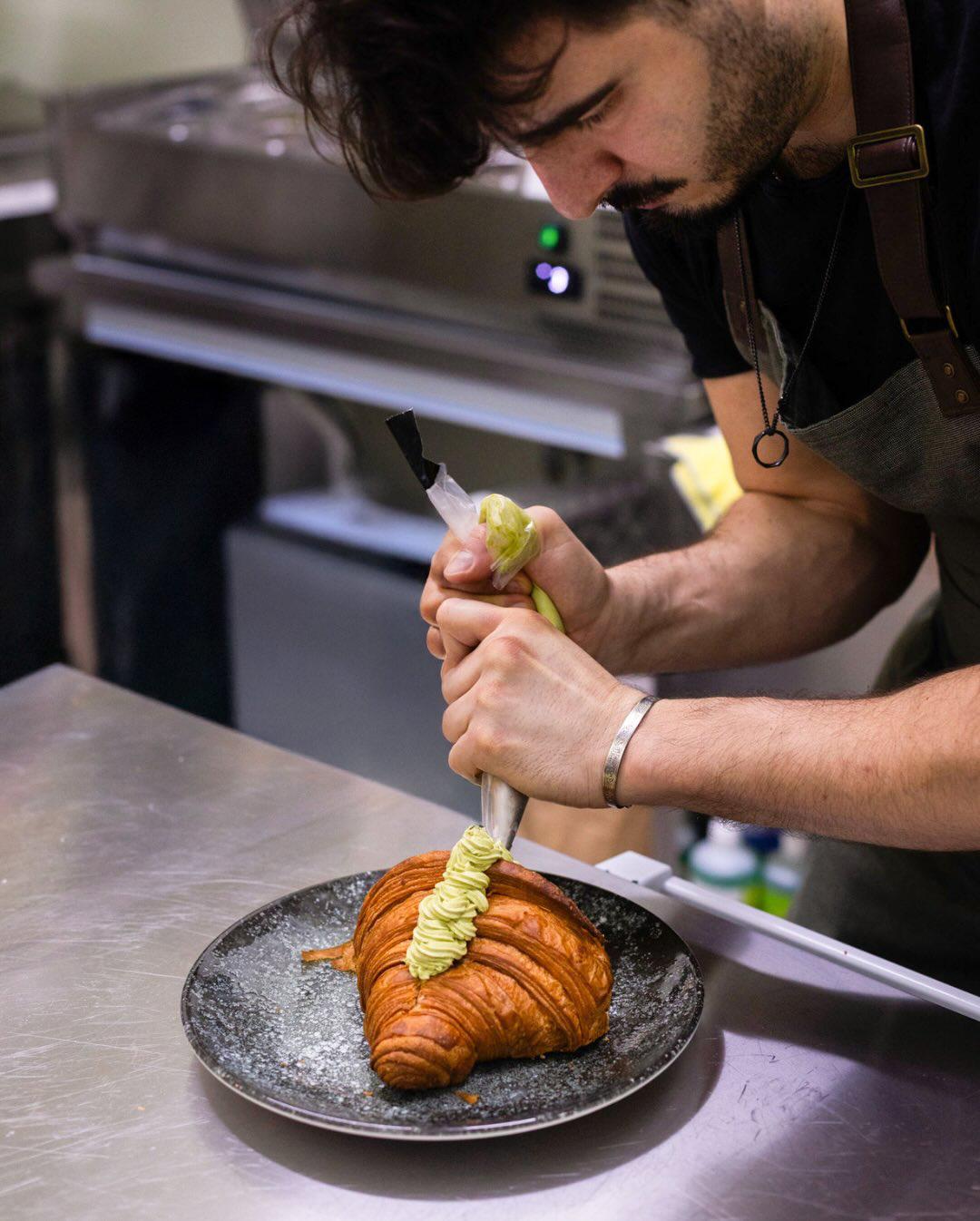 Croissant gourmet salé servi chez Croix100 Bruxelles